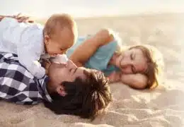 משפחה מבלה בחוף הים