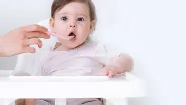 תינוקת אוכלת מכפית