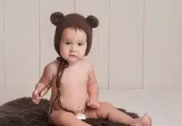 תינוק עם כובע דובי