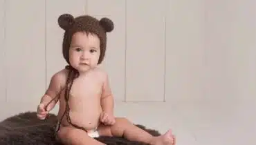 תינוק עם כובע דובי