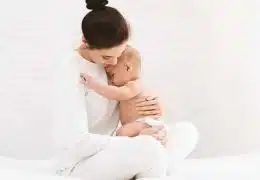 אמא מחבקת את התינוק שלה