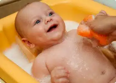 תינוק באמבטיה מחייך