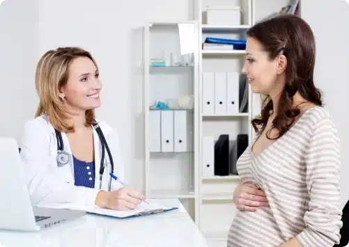 אישה בהריון בביקור אצל רופאה