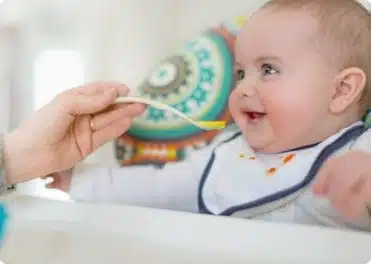 תינוק אוכל אוכל מוצק
