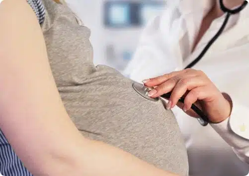 אישה בהריון בבדיקה אצל רופא