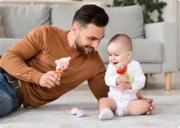 אבא משחק עם תינוק