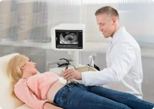 אישה צעירה בביקור אצל רופא עושה בדיקת הריון שיגרתית