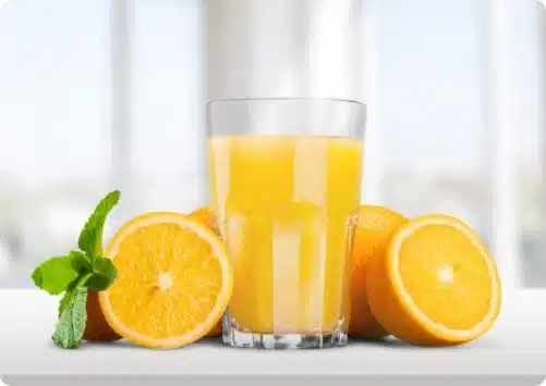 כוס עם מיץ תפוזים טרי