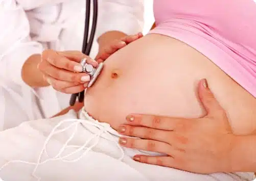 אישה בהריון בביקור אצל רופא