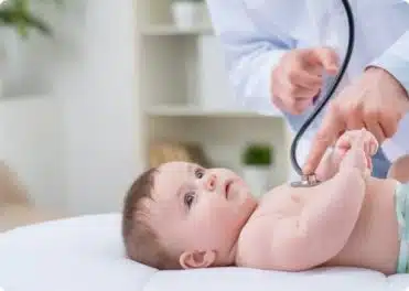 רופא בודק תינוק