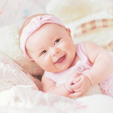 תינוקת מחייכת