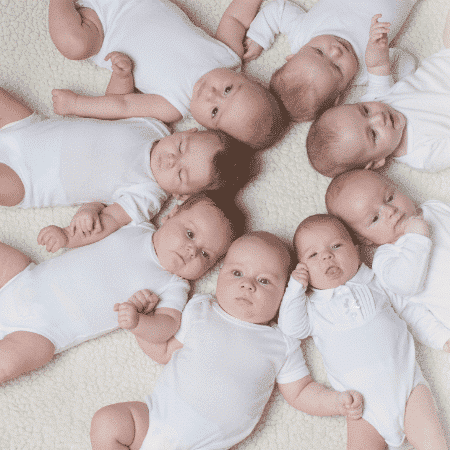 תינוקות שוכבים במעגל