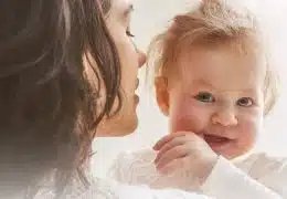 תינוקת עם אצבע בפה