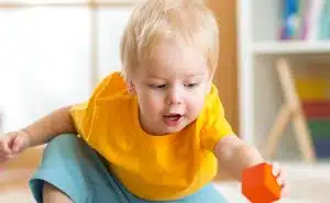 תינוק משחק בקוביות